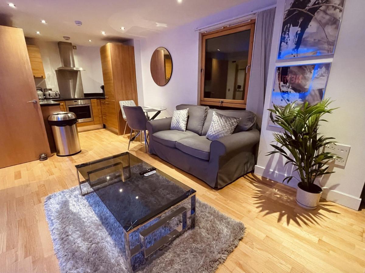Deluxe Riverside Free Parking No Balcony Apartment