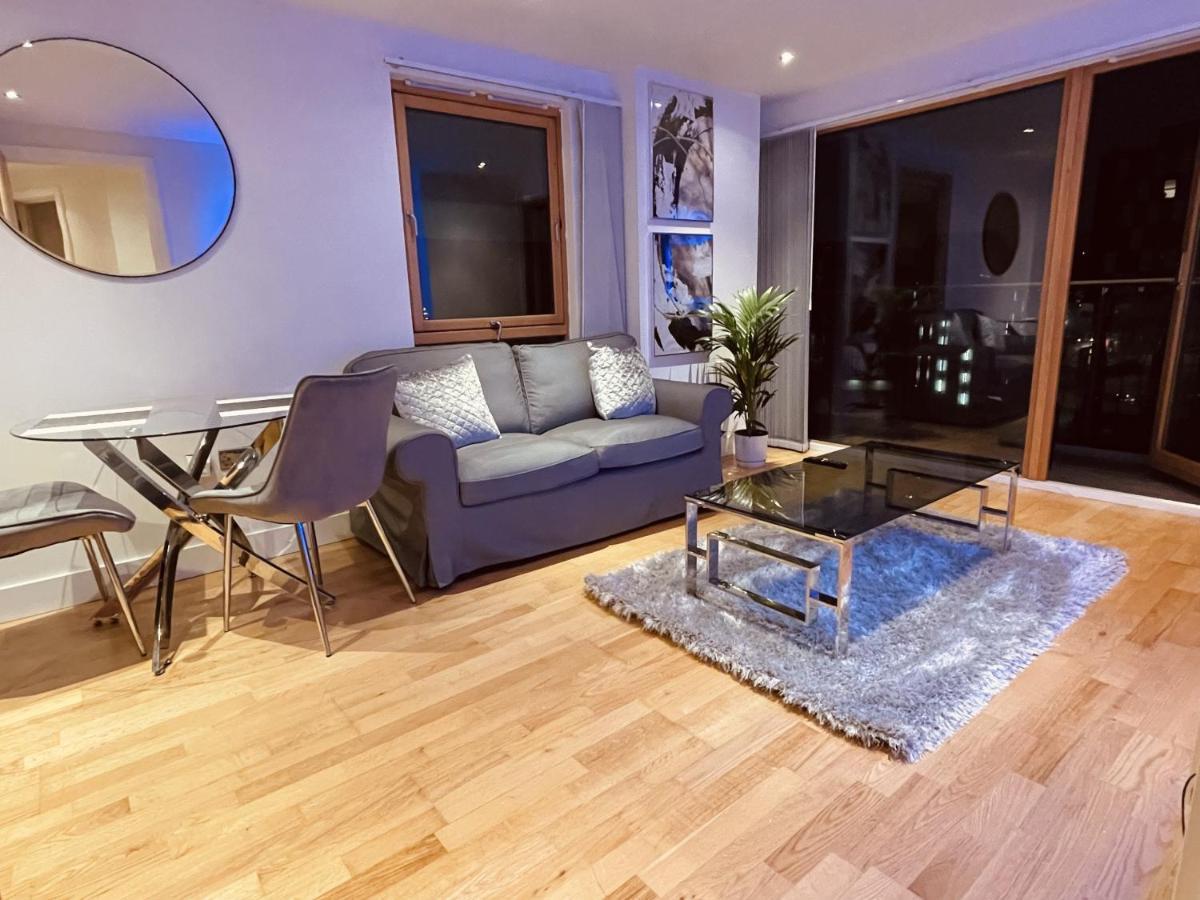 Deluxe Riverside Free Parking No Balcony Apartment Leeds (West Yorkshire)