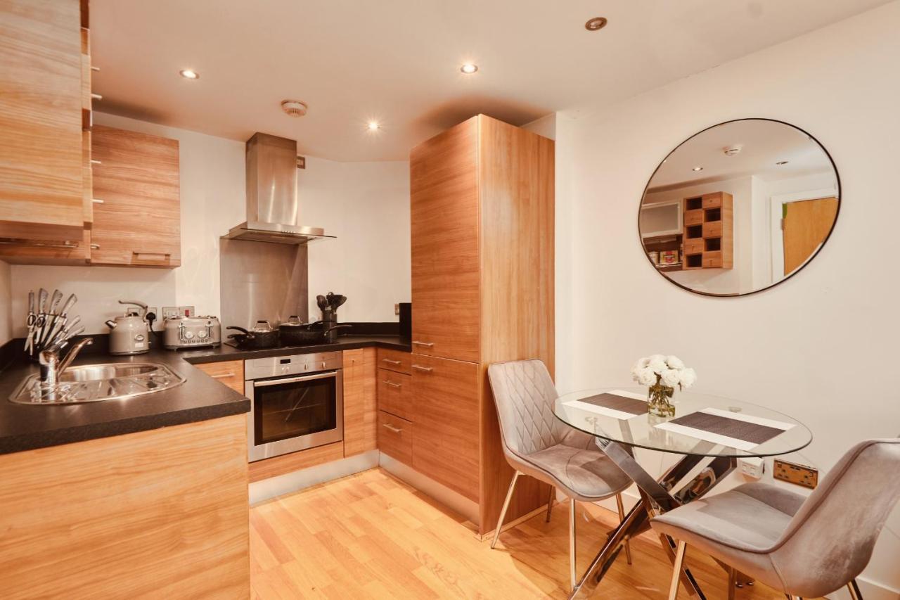 Deluxe Riverside Free Parking No Balcony Apartment