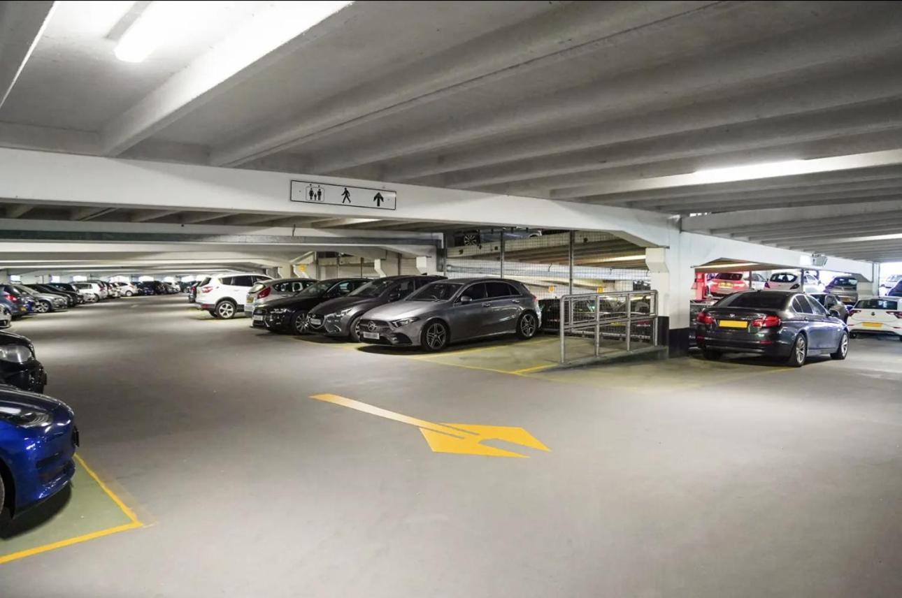 Deluxe Riverside Free Parking No Balcony Leeds (West Yorkshire)