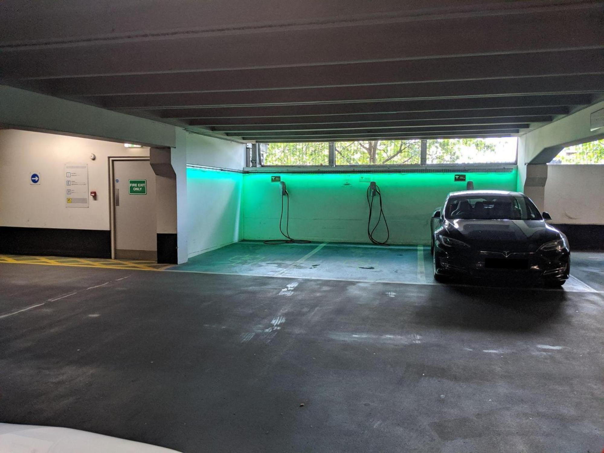 Deluxe Riverside Free Parking No Balcony Apartment *